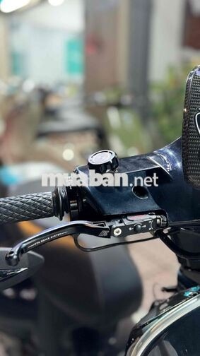 Vespa GTS 300HPE đen bóng đồ chơi cơ bản