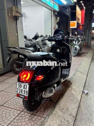 Vespa GTS 300HPE đen bóng đồ chơi cơ bản
