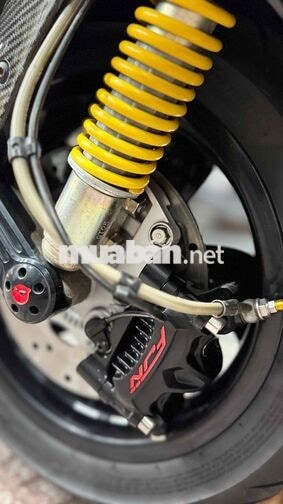 Vespa GTS 300HPE đen bóng đồ chơi cơ bản