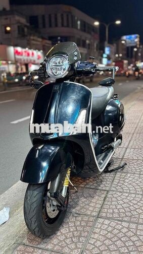 Vespa GTS 300HPE đen bóng đồ chơi cơ bản