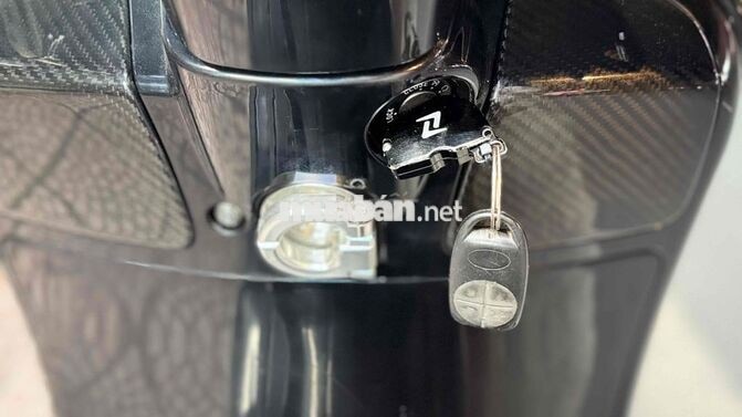 Vespa GTS 300HPE đen bóng đồ chơi cơ bản