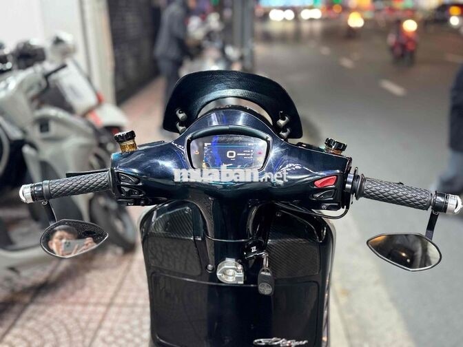 Vespa GTS 300HPE đen bóng đồ chơi cơ bản