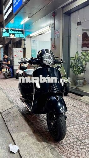 Vespa GTS 300HPE đen bóng đồ chơi cơ bản