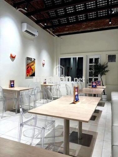 Salon tóc - Nail 402 Nguyễn Công Trứ, Q1. Dt: 4x20m, Kc: trệt 2 lầu