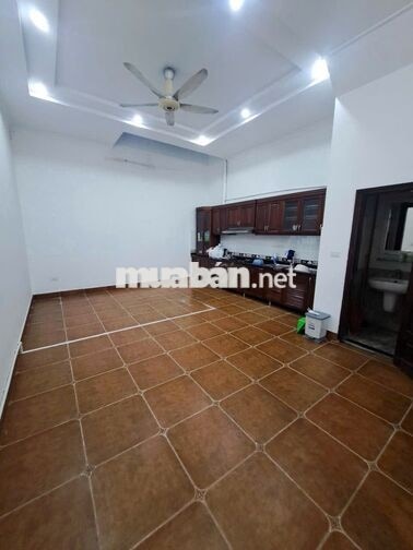 Cho thuê nhà ngõ 40 Trung Kính - DT 70m2 x 5 tầng đường rộng có hè