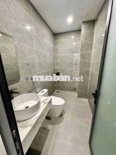 nhà đẹp dt lớn rộng rãi 5,5m ngang dài 20m , nhà mới 15triệu