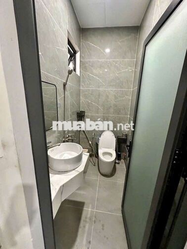 nhà đẹp dt lớn rộng rãi 5,5m ngang dài 20m , nhà mới 15triệu