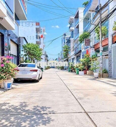 nhà 4'5m ngang dài 17m trệt lững 2 lầu sân thượng 6pn 6wc 