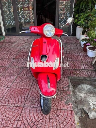 Piaggio Vespa màu Đỏ