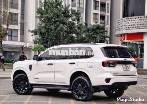 Ford Everest Sport 2024 Trắng 7 chỗ 1 vạn km