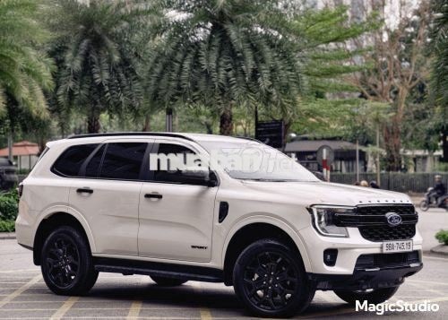 Ford Everest Sport 2024 Trắng 7 chỗ 1 vạn km