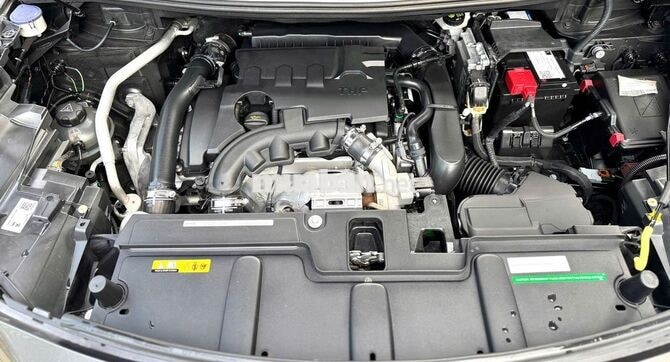 Peugeot 3008 2025 Allure 17k km Xám