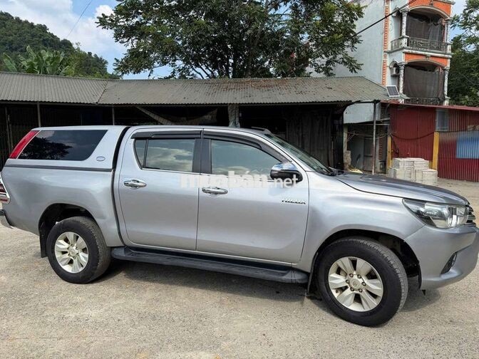 Toyota Hilux 2018 G số sàn 2 cầu odo 83.000 km Bạc