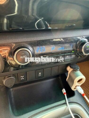 Toyota Hilux 2018 G số sàn 2 cầu odo 83.000 km Bạc