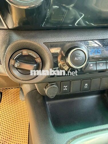 Toyota Hilux 2018 G số sàn 2 cầu odo 83.000 km Bạc