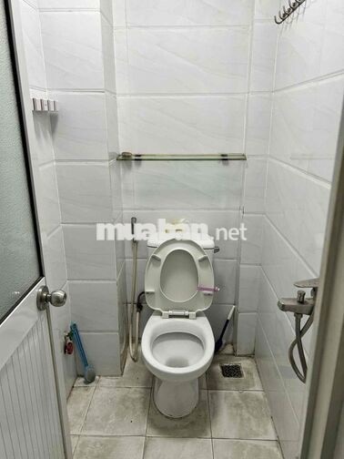 Cho thuê nhà nc(trệt 1lửng 2 lầu,sân thuợg) full nội thất. CMT8 Q10