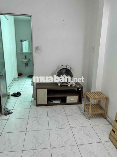 Cho thuê nhà nc(trệt 1lửng 2 lầu,sân thuợg) full nội thất. CMT8 Q10