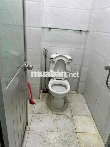 Cho thuê nhà nc(trệt 1lửng 2 lầu,sân thuợg) full nội thất. CMT8 Q10