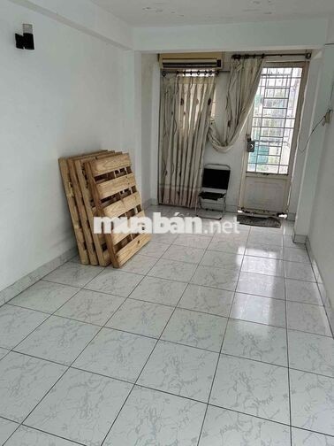 Cho thuê nhà nc(trệt 1lửng 2 lầu,sân thuợg) full nội thất. CMT8 Q10