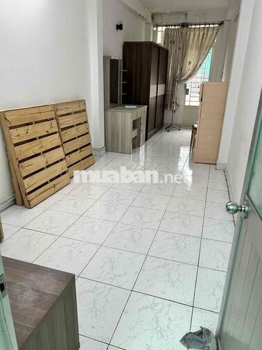 Cho thuê nhà nc(trệt 1lửng 2 lầu,sân thuợg) full nội thất. CMT8 Q10