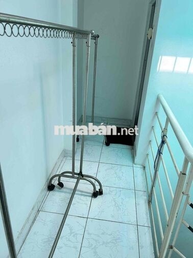 Cho thuê nhà nc(trệt 1lửng 2 lầu,sân thuợg) full nội thất. CMT8 Q10