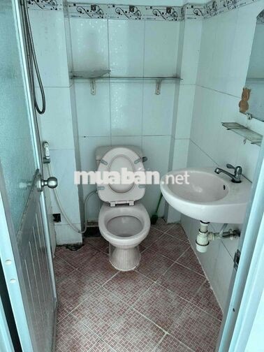 Cho thuê nhà nc(trệt 1lửng 2 lầu,sân thuợg) full nội thất. CMT8 Q10
