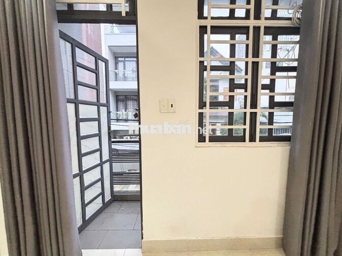 Phòng balcon 5tr5 ngay Nguyễn Văn Thương, D1 cũ