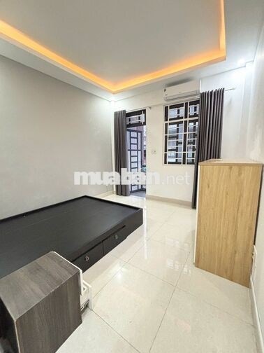 Phòng balcon 5tr5 ngay Nguyễn Văn Thương, D1 cũ