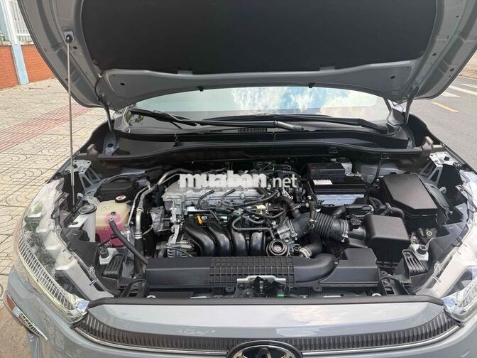 Toyota Corolla Cross 11/2025 9300km Xám xi măng