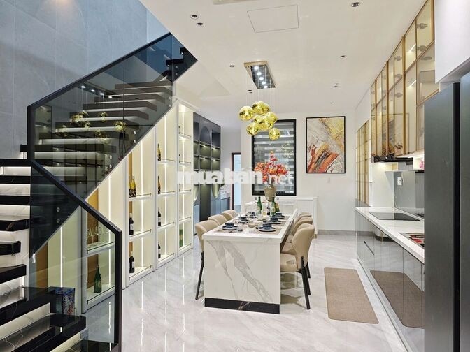 Chính chủ bán nhà đẹp 300m2 sử dụng, đường 7m5 dân trí cao Hòa Xuân