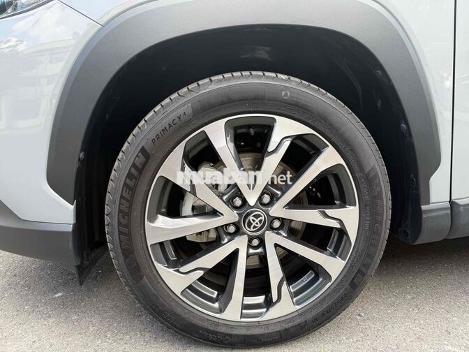 Toyota Corolla Cross 11/2025 9300km Xám xi măng
