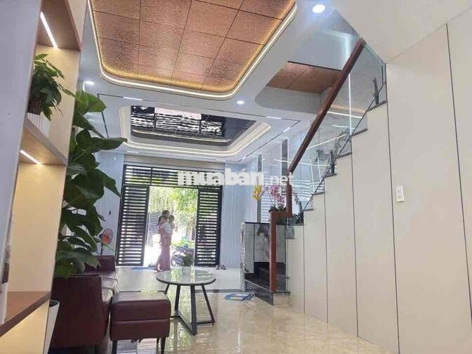 cho thuê nhà đẹp , fun nội thất . 1trệt , 3lầi , giá: 15tr