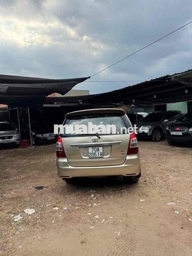 Toyota Innova 8 chỗ Vàng cát Số sàn
