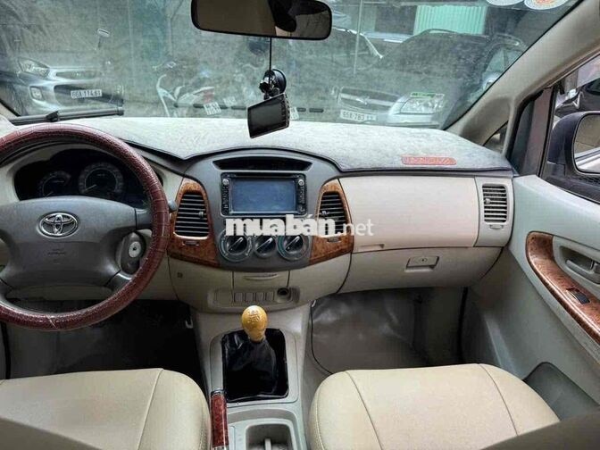 Toyota Innova 8 chỗ Vàng cát Số sàn