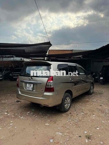 Toyota Innova 8 chỗ Vàng cát Số sàn