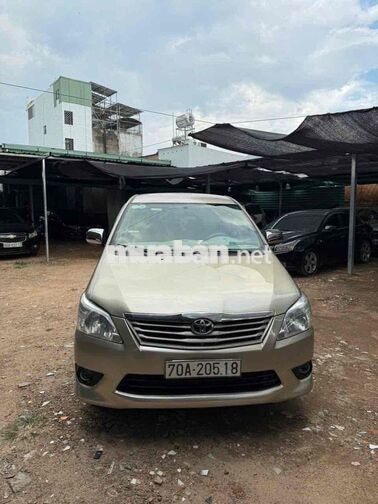 Toyota Innova 8 chỗ Vàng cát Số sàn