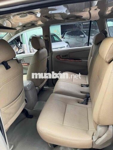 Toyota Innova 8 chỗ Vàng cát Số sàn
