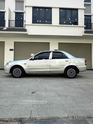 Mazda 323 màu Bạc
