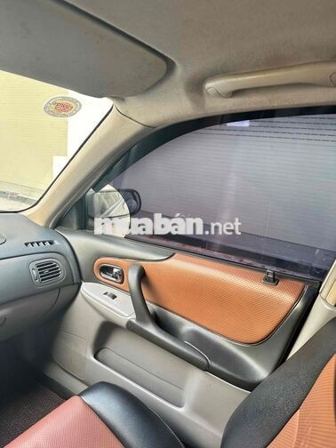 Mazda 323 màu Bạc