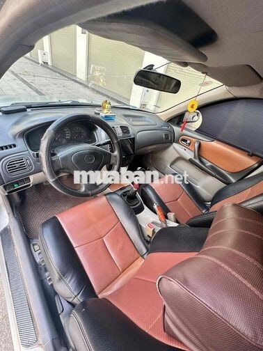 Mazda 323 màu Bạc