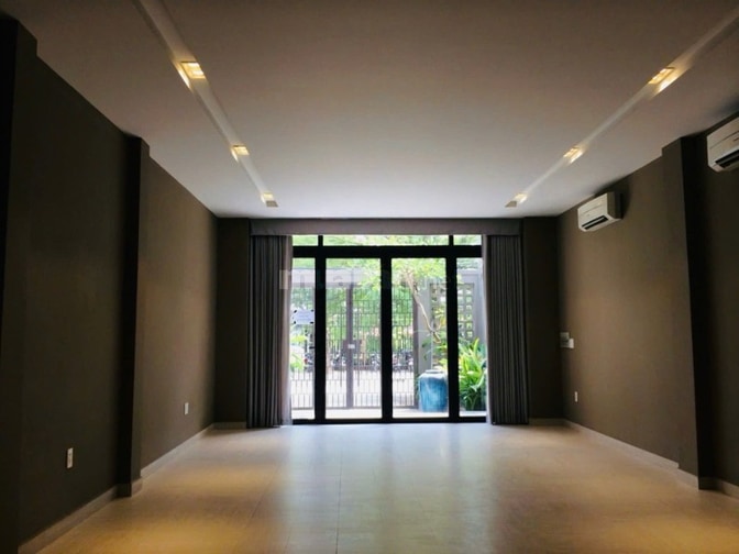 Bán nhà Hoàng Quốc Việt, mặt tiền KD , căn hiếm, 250 m2, 5 tầng, 23 tỷ