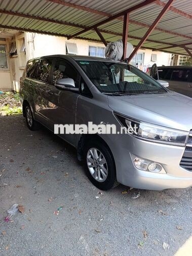Toyota Innova 2.0E Bạc 8 chỗ Số sàn