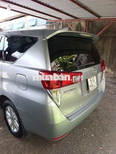 Toyota Innova 2.0E Bạc 8 chỗ Số sàn