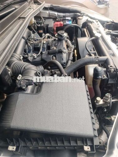 Toyota Innova 2.0E Bạc 8 chỗ Số sàn