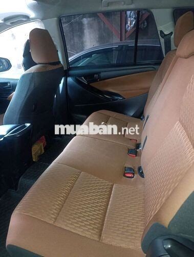 Toyota Innova 2.0E Bạc 8 chỗ Số sàn