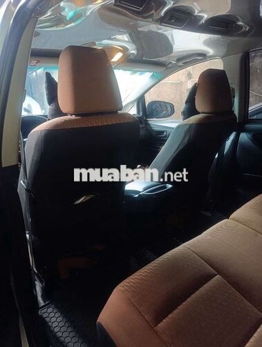 Toyota Innova 2.0E Bạc 8 chỗ Số sàn