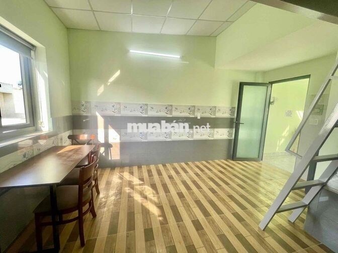 DUPLEX CỬA SỔ TRỜI BÊN KHU INTRESCO Ở LIỀN GIÁ 4TR TÁCH BẾP RỘNG RÃI