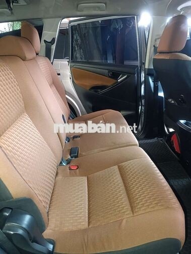 Toyota Innova 2.0E Bạc 8 chỗ Số sàn