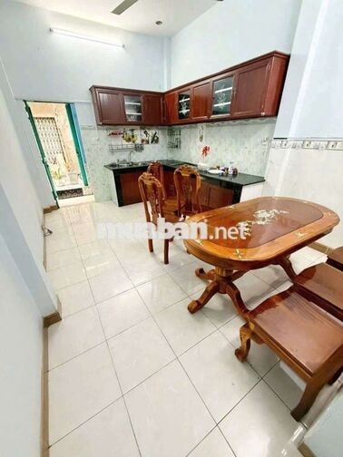 Mặt tiền Lê Sao. Tân Phú (3pn, 2wc). Có sẵn 3 máy lạnh. Dtsd 126m2