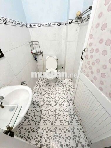 Mặt tiền Lê Sao. Tân Phú (3pn, 2wc). Có sẵn 3 máy lạnh. Dtsd 126m2